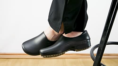 Sticky Waterproof Non-Slip Clogs for Women Chefs and Nurses